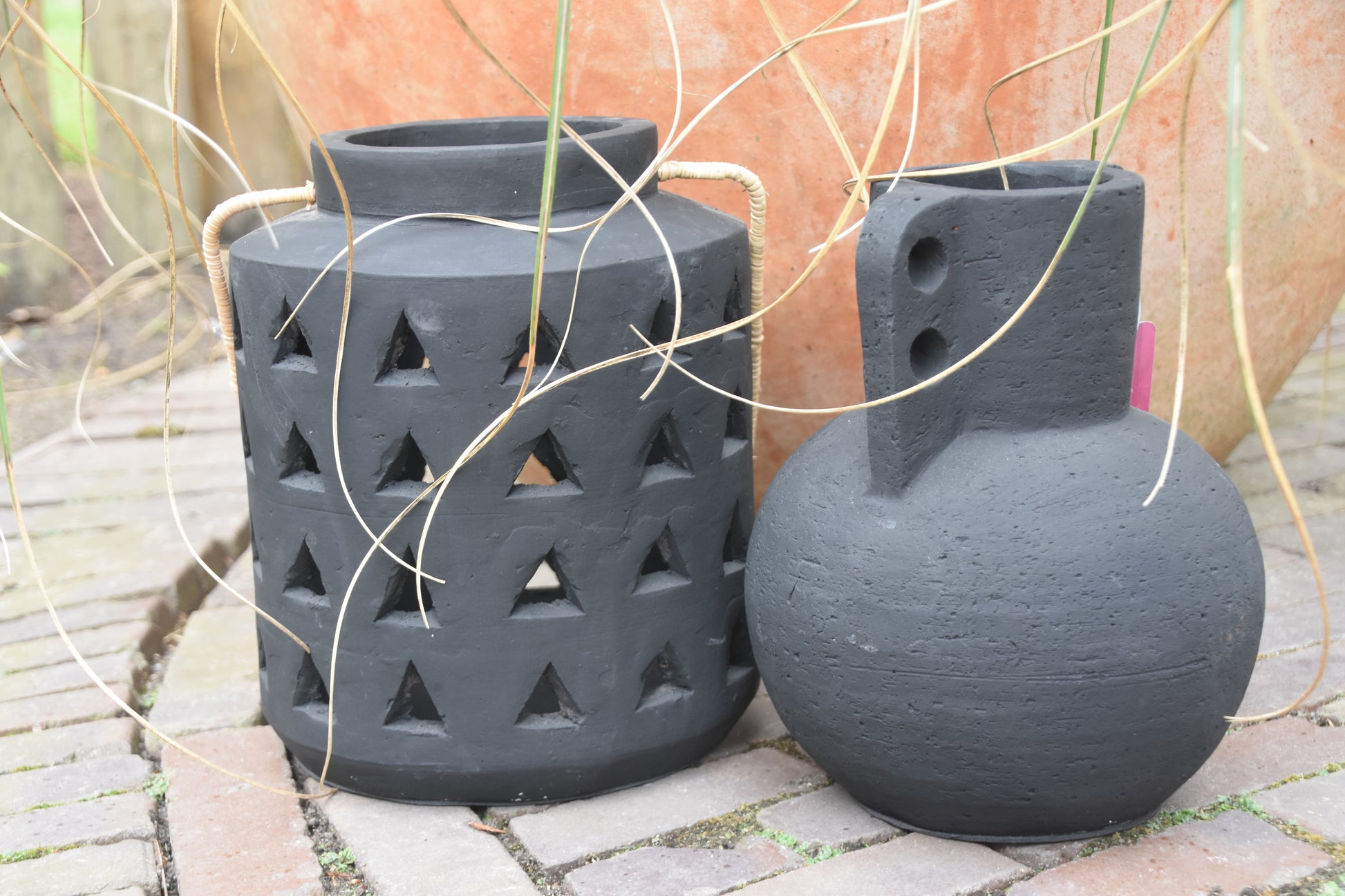 Zwarte Vaas met Dubbele Handgrepen – Manggis Living
